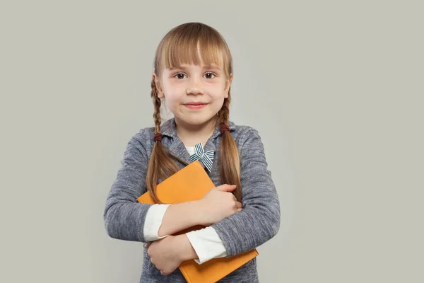 Chica Sonriente Con Coletas Sosteniendo Libro Sobre Fondo Blanco Regreso —  Fotos de Stock