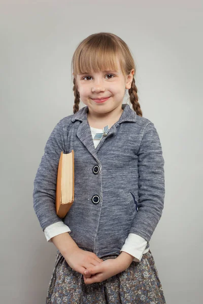 Chica Bonita Con Coletas Pie Sobre Fondo Blanco — Foto de Stock