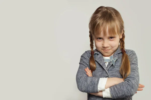 Αστείο Κοριτσάκι Σταυρωμένα Χέρια Λευκό Φόντο — Φωτογραφία Αρχείου