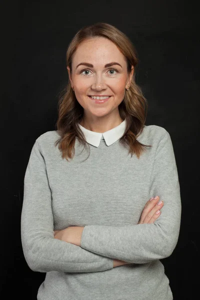 Mujer Sonriente Con Brazos Cruzados Sobre Fondo Negro — Foto de Stock