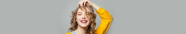 Gelukkig Jong Vrouw Lachen Grijs Banner Achtergrond — Stockfoto