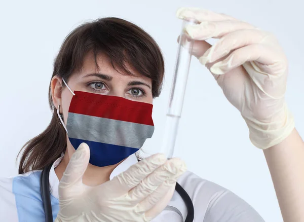 Científica Mujer Máscara Con Bandera Croacia Investigación Virus Laboratorio Para —  Fotos de Stock