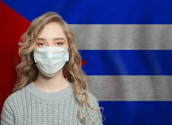 キューバ国旗のフェイスマスクをした若い女性 インフルエンザの流行とウイルス保護の概念 — ストック写真