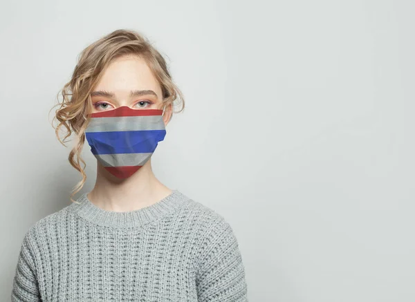 Νεαρή Γυναίκα Που Φοράει Μάσκα Προσώπου Σημαία Επιδημία Γρίπης Και — Φωτογραφία Αρχείου
