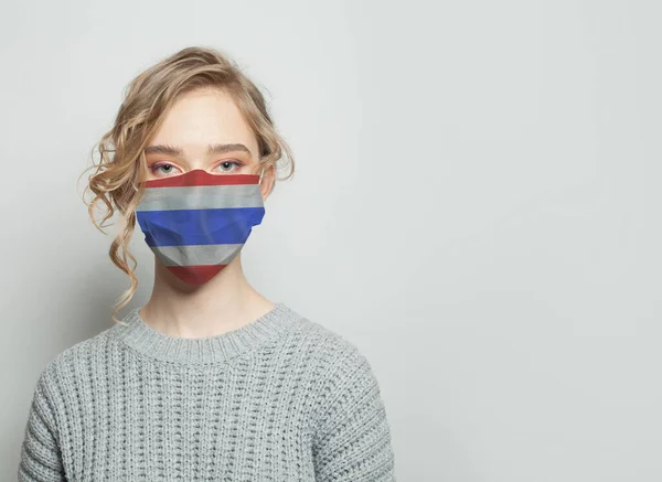 Mujer Joven Con Una Máscara Facial Con Bandera Epidemia Gripe — Foto de Stock