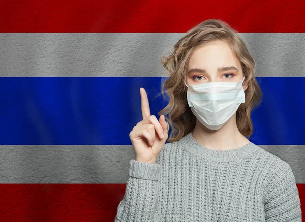 Mujer Con Máscara Médica Apuntando Contra Fondo Bandera Tailandesa Epidemia —  Fotos de Stock