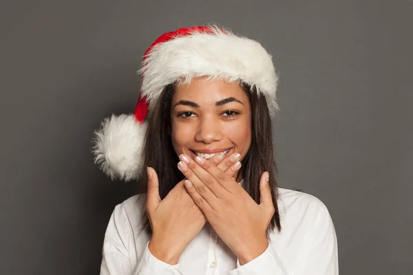 Rindo Afro Americano Mulher Santa Fundo Cinza — Fotografia de Stock