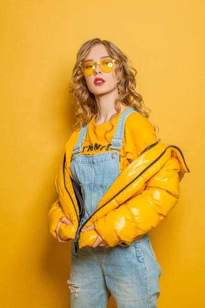 노란색 배경의 재킷을 — 스톡 사진