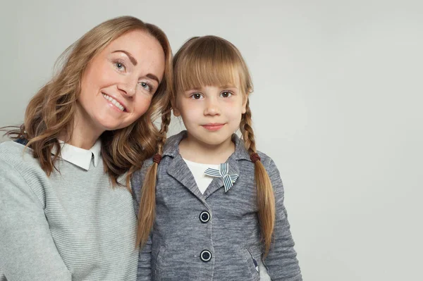 Madre Feliz Hija Pequeña Sonriendo Familia Feliz — Foto de Stock