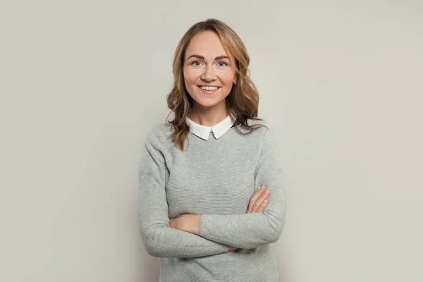 Happy Casual Woman Crossed Arms Smiling White Background Portrait — Stock Photo, Image