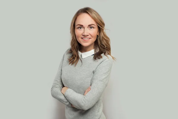 Mujer Casual Sonriendo Sobre Fondo Gris Retrato — Foto de Stock