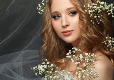 Hoş, genç bir kadın yüzü.