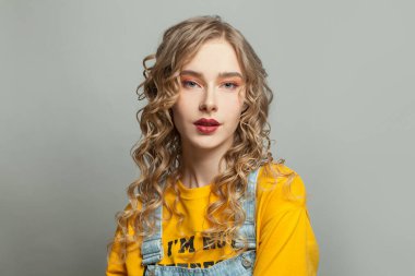 Gri arka planda güzel bir kız.