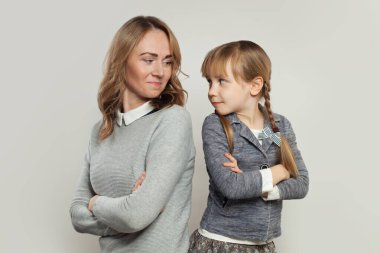 Beyaz üzerine gülümseyen kadın ve küçük kız portresi