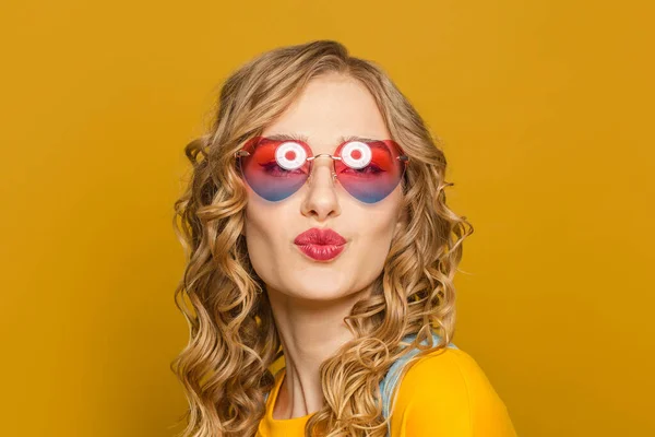 Joven Mujer Feliz Gafas Sol Soplando Beso Sobre Fondo Amarillo — Foto de Stock