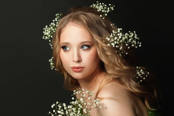 Mujer Alegre Con Pelo Largo Sano Rizado Flores Blancas Sobre —  Fotos de Stock