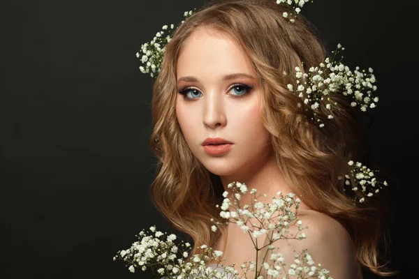 Ung Blond Kvinna Ansikte Svart Bakgrund — Stockfoto