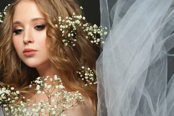 Ung Perfekt Kvinna Ansikte Blond Flicka Med Blommor Och Vit — Stockfoto