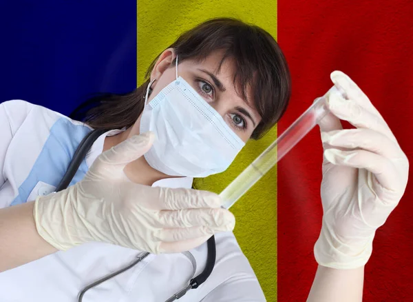 Mujer Científica Con Sonda Ensayo Coronavirus Covid Contra Bandera Rumania —  Fotos de Stock