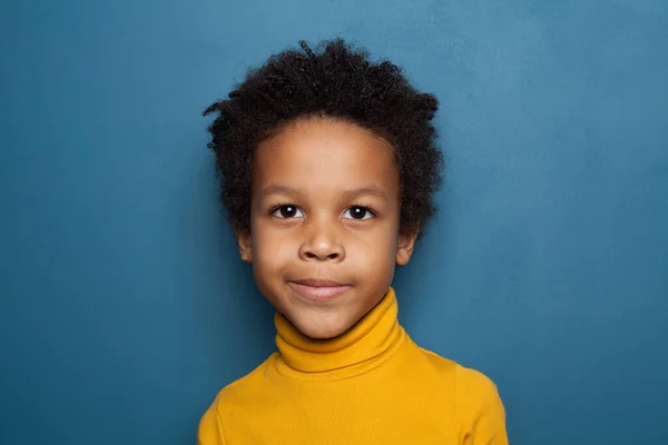 Menino Afro Americano Sorrindo Fundo Azul — Fotografia de Stock