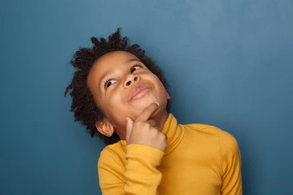 Μικρό Μαύρο Αγόρι Που Σκέφτεται Μπλε Φόντο — Φωτογραφία Αρχείου