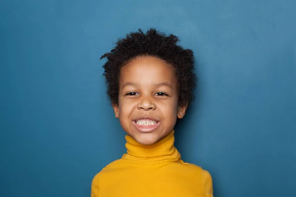 Engraçado Menino Negro Fundo Azul Retrato — Fotografia de Stock