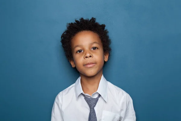 Hezký Malý Černý Chlapec Portrét Modrém Pozadí — Stock fotografie