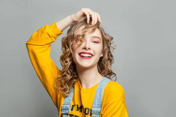 Hübsches Model Mädchen Lächelt Auf Grauem Hintergrund — Stockfoto