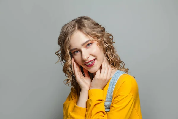 Jonge Vrouw Gele Sweater Grijze Achtergrond — Stockfoto