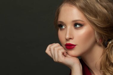 Siyah arka planda genç ve güzel bir yüz.