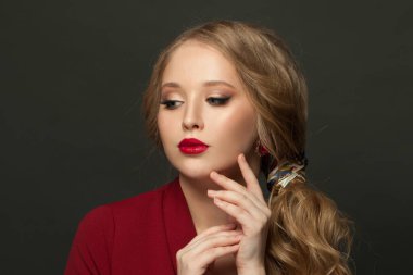 Siyah arka planda zarif bir kadın.