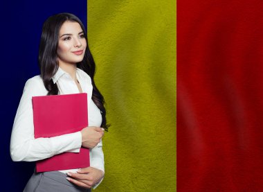 Kırmızı defterli genç bir kadın. Öğren ya da iş kavramı