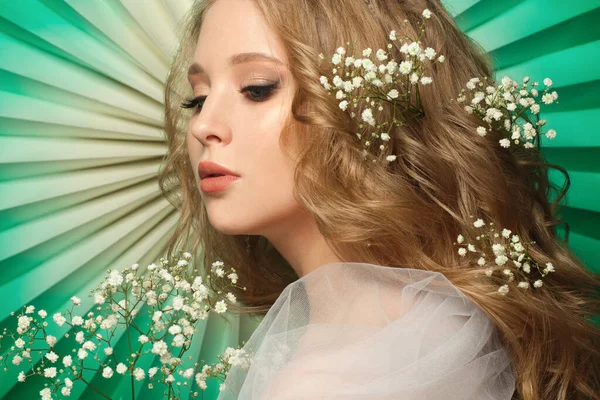Sanfte Frau Mit Blumen Haar Auf Grünem Hintergrund — Stockfoto