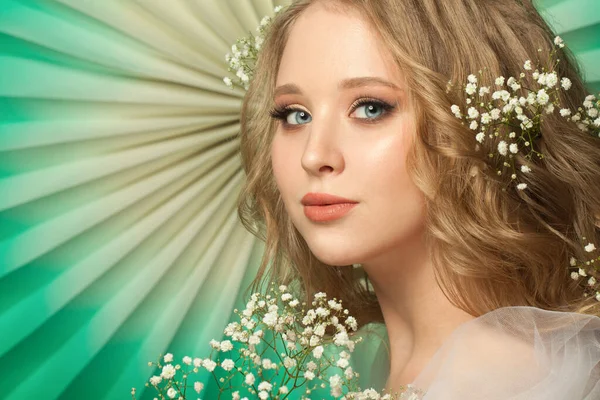 緑の背景に花を持つ完璧な若い女性 — ストック写真