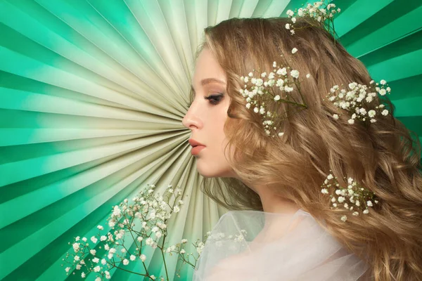 Vacker Kvinnlig Profil Härlig Kvinna Med Blommor Håret — Stockfoto
