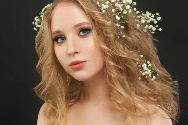 Menina Bonita Com Flores Bonito Rosto Closeup — Fotografia de Stock