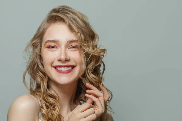 Retrato Mulher Alegre Com Cabelo Encaracolado Longo — Fotografia de Stock