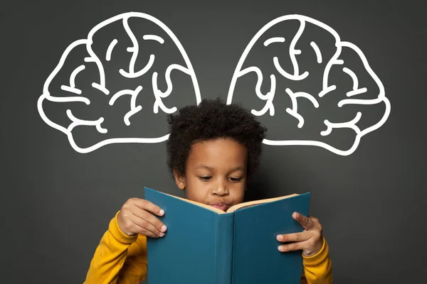 Χαριτωμένο Μαύρο Παιδί Ανάγνωση Βιβλίο Σχετικά Chalkboard Φόντο Έννοια Της — Φωτογραφία Αρχείου