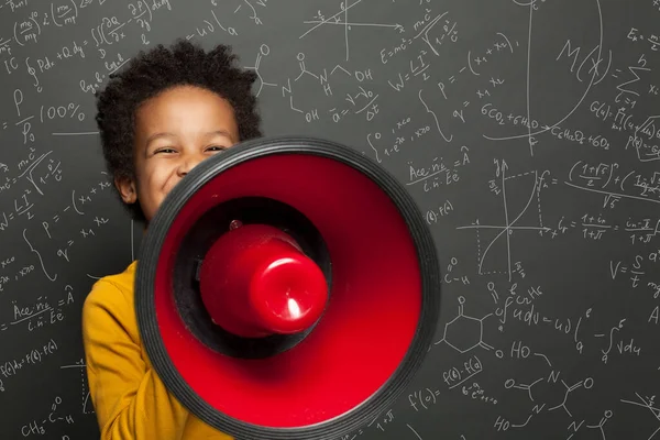 聪明的黑人儿童 带扩音器 带科学公式的黑板背景 — 图库照片