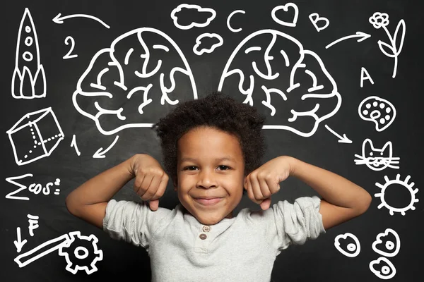 チャークボードの背景にある幸せな巧妙な子供の男の子ブレインストーミングと左脳半球の概念 — ストック写真