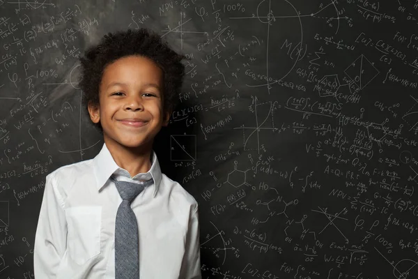 Slimme Jongen Student Jongen Schoolbord Achtergrond Met Wetenschap Formules — Stockfoto