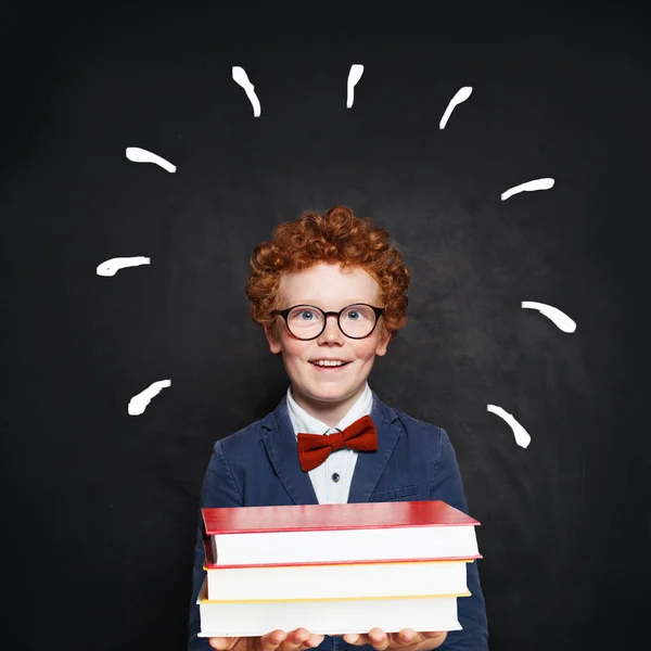 Netter Junge Mit Büchern Gegen Tafel Konzept Des Literaturtages — Stockfoto