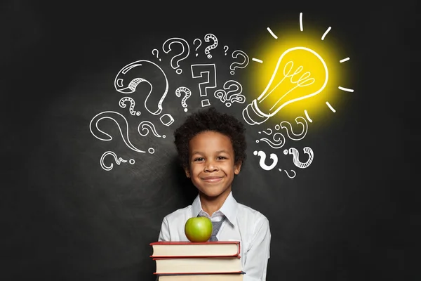 子供とアイデアの概念 電球と疑問符を持つスマート男の子学生 — ストック写真