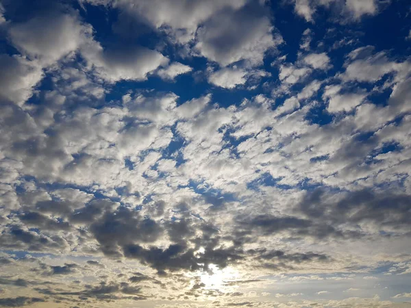 Μπλε Ουρανό Σύννεφα Φόντο Όμορφο Τοπίο Άσπρα Σύννεφα Και Ήλιο — Φωτογραφία Αρχείου