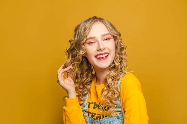 Ευτυχισμένο Κορίτσι Μακρύ Σγουρό Χτένισμα Χαμογελώντας Κίτρινο Φόντο — Φωτογραφία Αρχείου