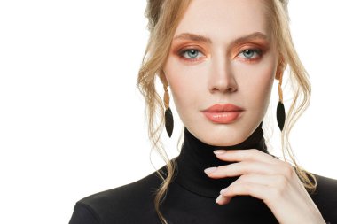 Beyaz arka planda izole edilmiş zarif sarışın kadın portresi.