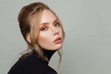 Siyah balıkçı yaka kazaklı güzel bir kadın.