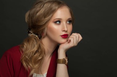 Siyah arka planda hoş bir kadın.