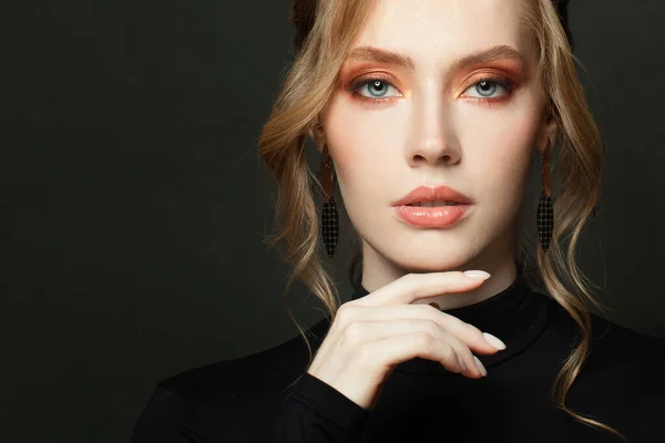 Vacker Kvinna Ansikte Närbild Söt Blond Kvinnlig Modell Svart Porträtt — Stockfoto