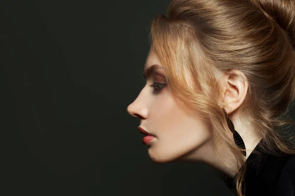 Elegantní Ženský Profil Mladá Blondýna Žena Černém Pozadí Krásná Tvář — Stock fotografie